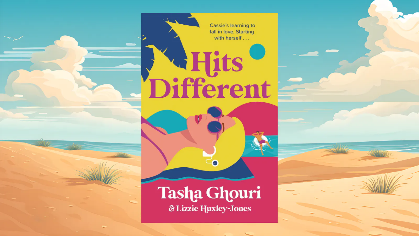 Buchcover „Hits Different“ zeigt eine Grafik mit einer Person mit Sonnenbrille und langen, blonden Haaren auf einem blauen Sonnentuch, der Strand ist pink, im Hintergrund ist eine Palme und eine andere Person auf einem Schwimmring. Hinter dem Buchcover ist eine graphisch animierte Strandlandschaft mit Himmel.