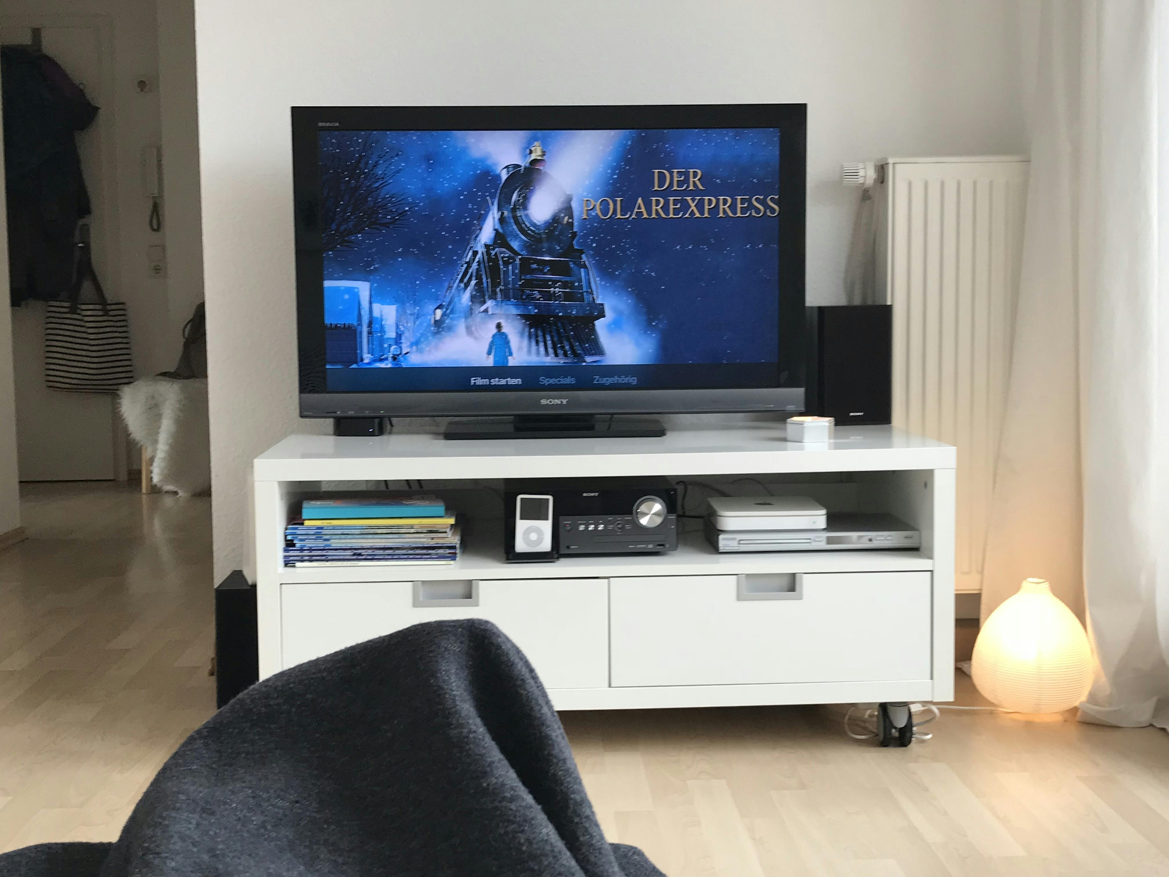 Fernseher mit dem Titelbild vom Film "Der Polarexpress". Dieser zeigt eine große Lok und davor einen kleinen Jungen.