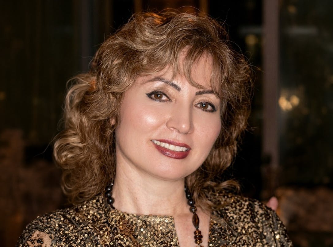 A poem that does not shout but wounds quietly: In 'Coffins of Silence', Saudi poetess Badia Kashgari turns homeland, exile, and memory into a language of restrained pain. Mohammed Al-Mekhlafi reads a text where what hurts is also what sustains — and where even the absence of dawn still carries its possibility...