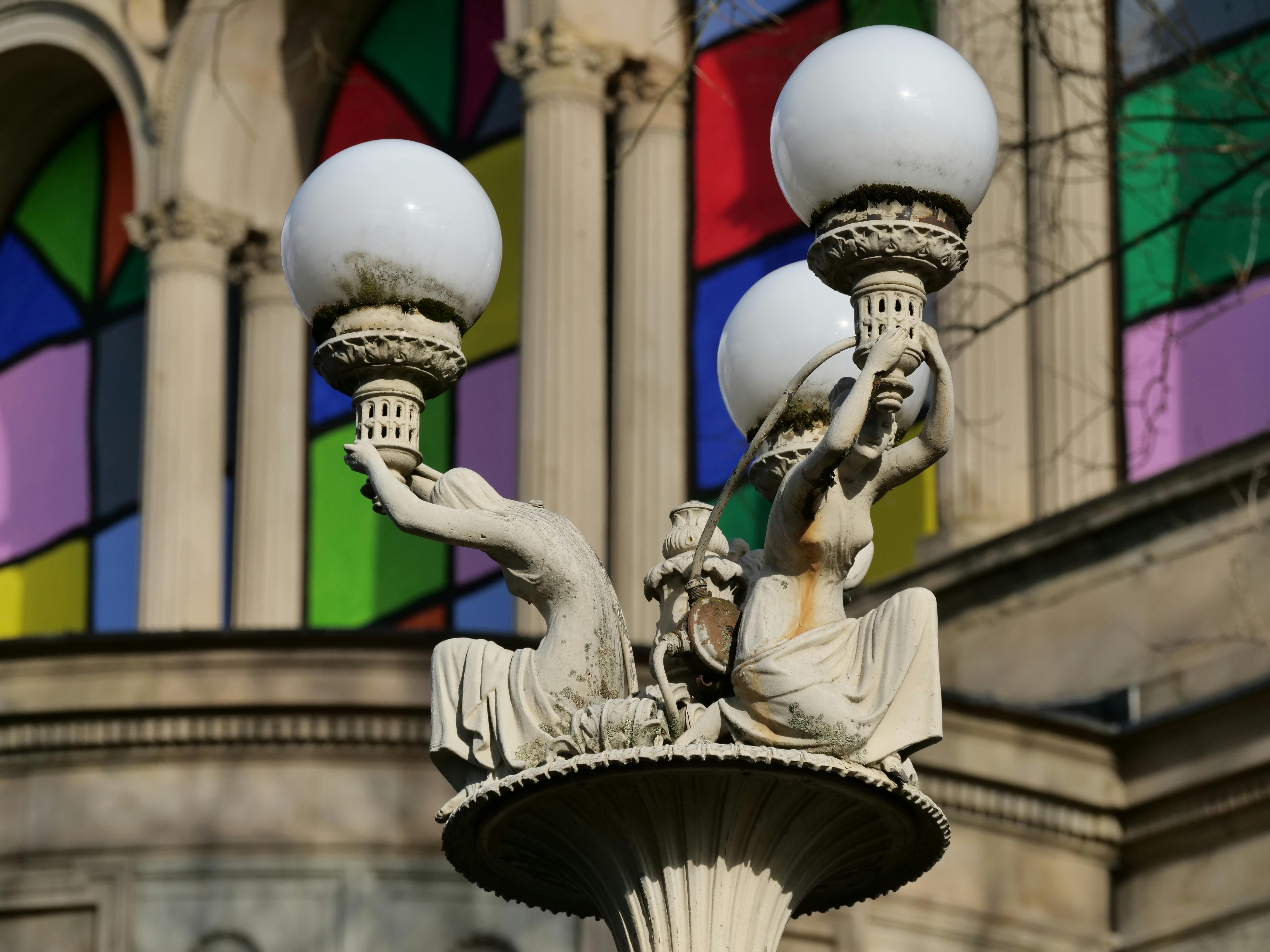 Um den künftigen Kultur-Ort Villa Berg wird gerade gerungen. Der Bezirksbeirat Stuttgart-Ost hat sich gerade für eine zügige Fortsetzung des Projekts ausgesprochen. Vielleicht wird das Licht der Grazien vor der Villa ja doch irgendwann wieder leuchten. Demnächst hier mehr über die Debatte. Foto: Jürgen Brand