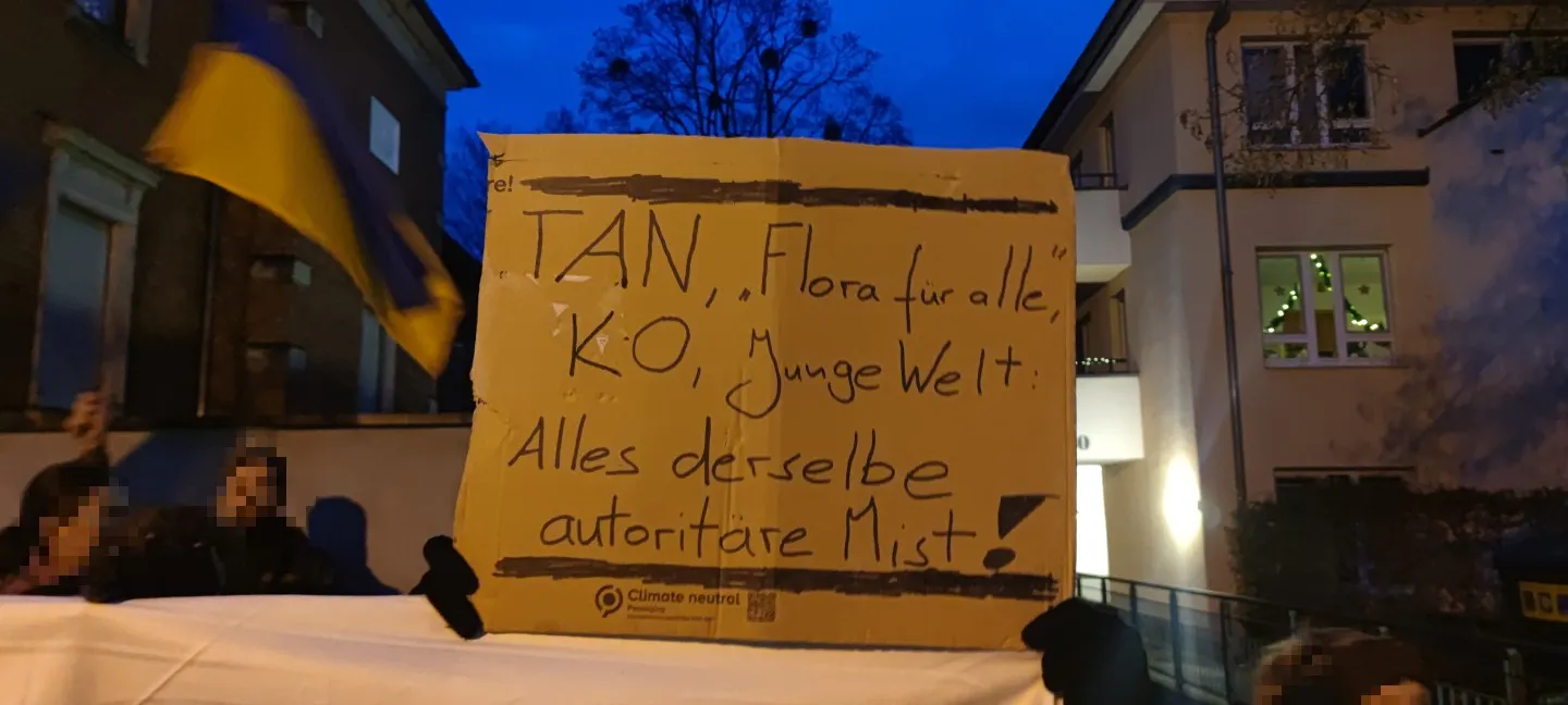 Pappschild TAN, Flora für alle, KO, Junge Welt: Alles derselbe autoritäre Mist
