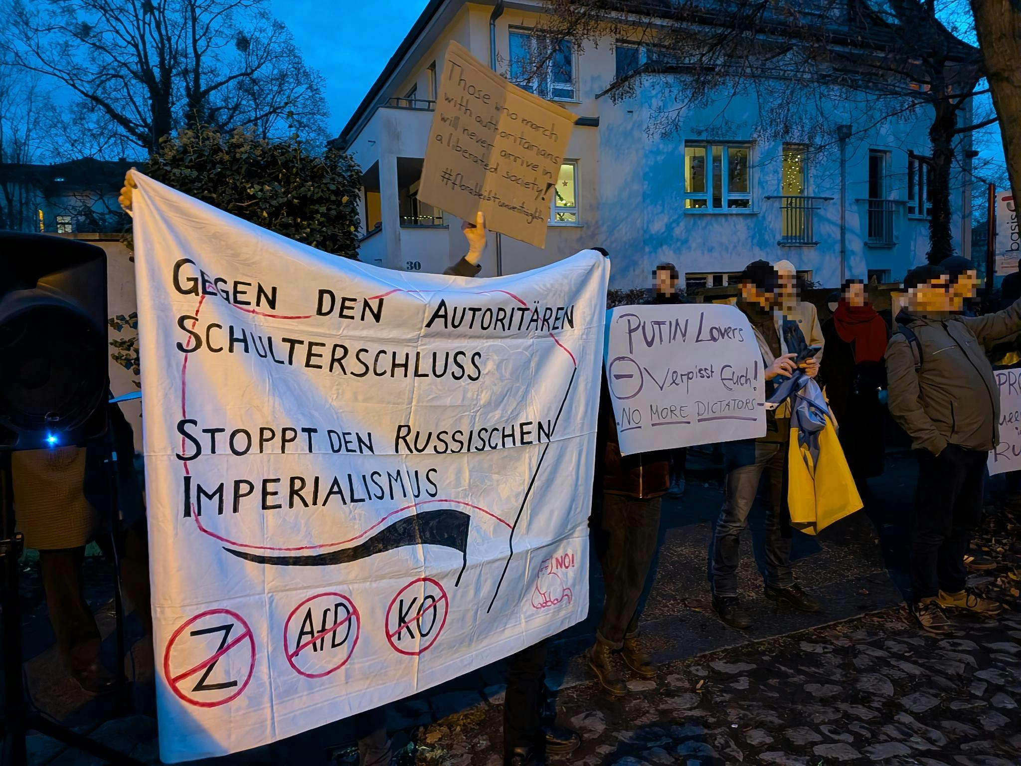 Demonstrant_innen und Transpis. Unter anderem Gegen den autoritären Schulterschluss. Stoppt den russischen Imperialismus.