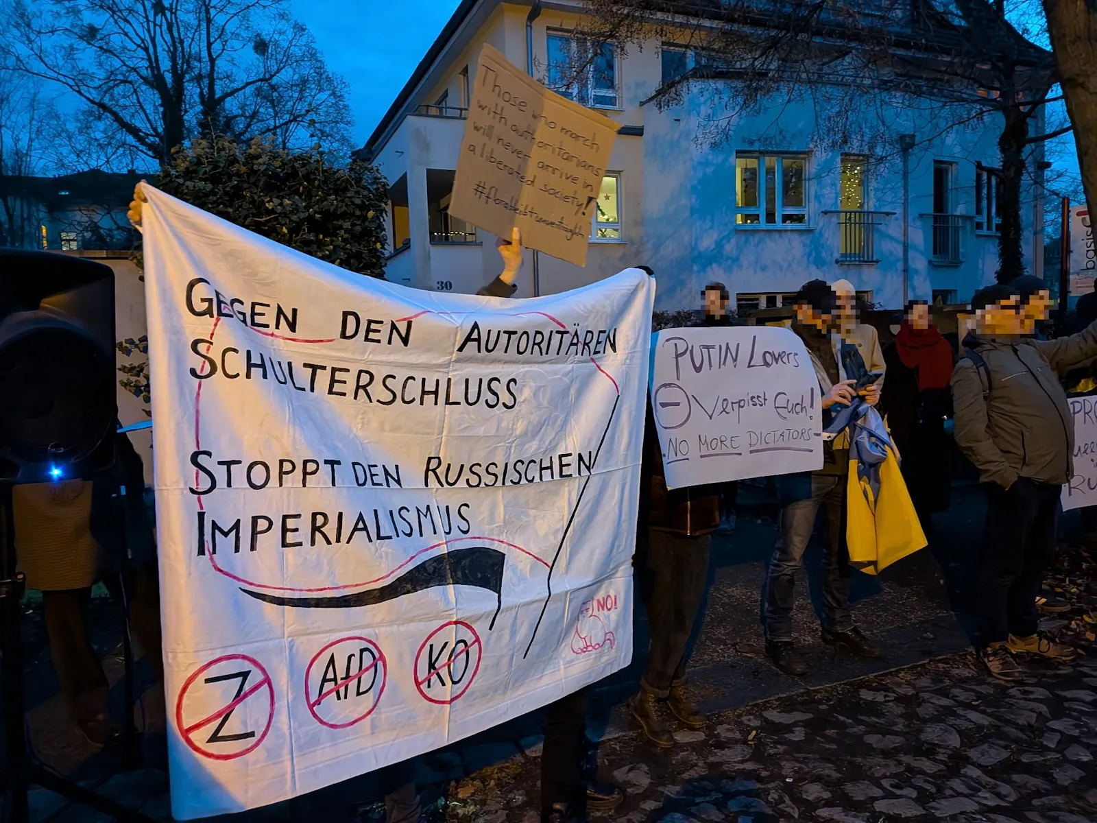 Demonstrant_innen und Transpis. Unter anderem Gegen den autoritären Schulterschluss. Stoppt den russischen Imperialismus.