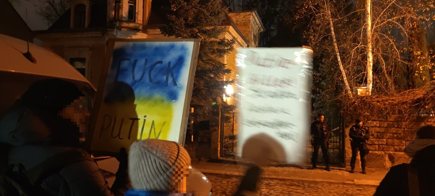 Demonstrant_innen mit Schuldern, Blick auf das Gebäude des Deutsch-Russischen Kulturinstituts.