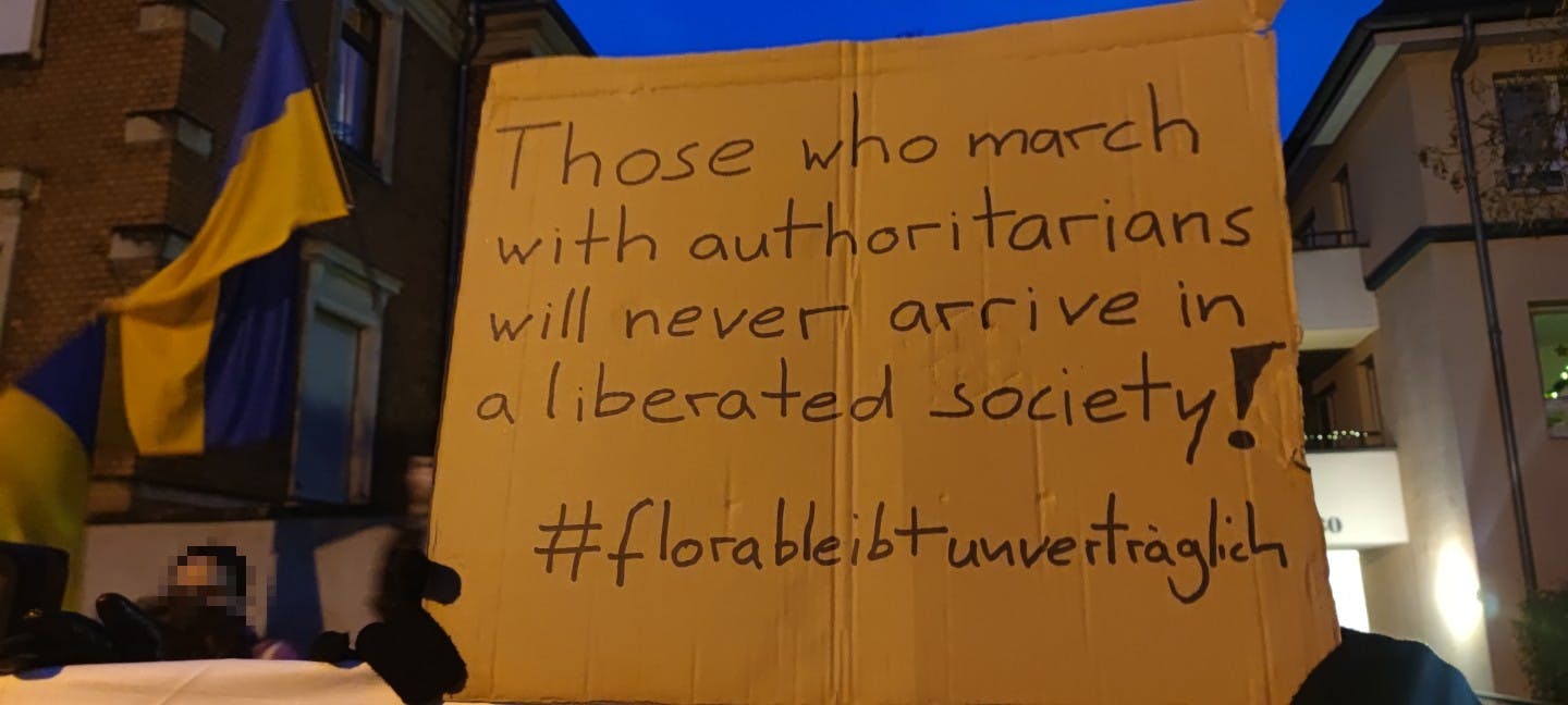 Schild Those who march with authoritarians will never arrive in a liberated society

#florableibt unverträglich