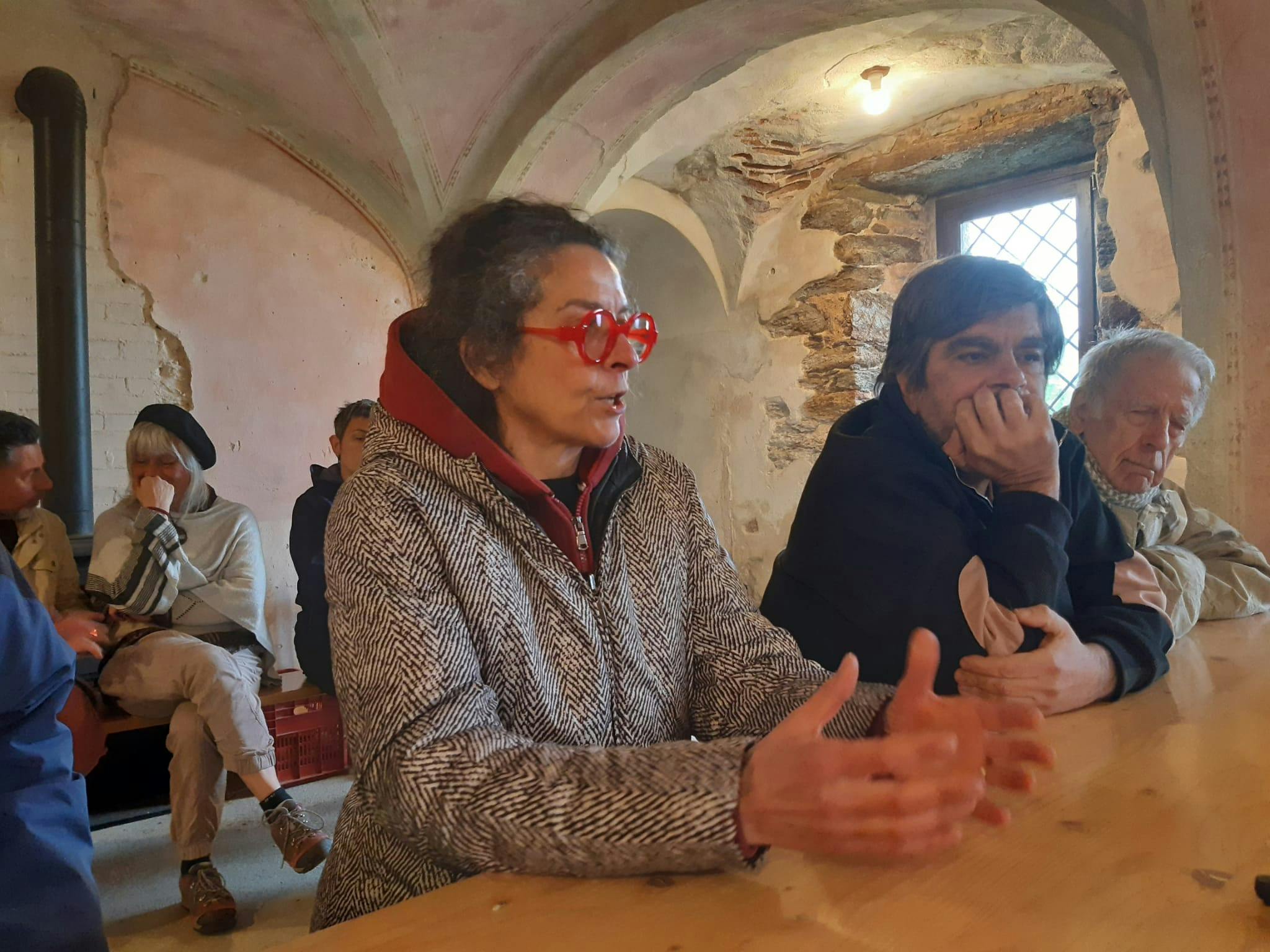 Inquadratura del tavolo in cui si è discusso il 4 maggio di Imparare Facendo con Grazia Macchieraldo in primo piano mentre parla