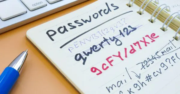 Eine Liste mit Passwörtern, auf der zu einfache gegen sichere Kombinationen getauscht wurden. / Bild: Canva