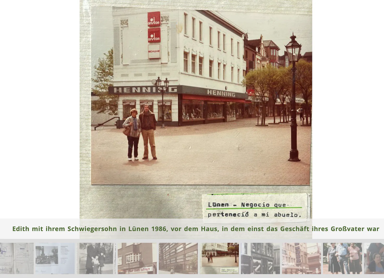 Foto von Edith Nassau mit ihrem Schwiegersohn. Sie stehen vor dem ehemaligen Geschäft ihres Großvaters in Dortmund