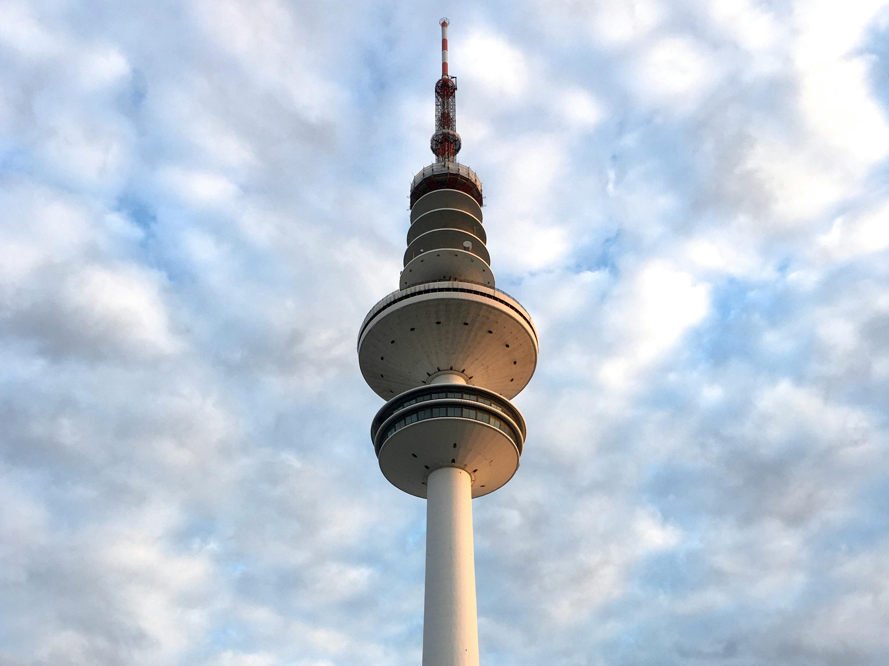 Der Hamburger Fernsehturm vor einer aufgelockerten Wolkendecke