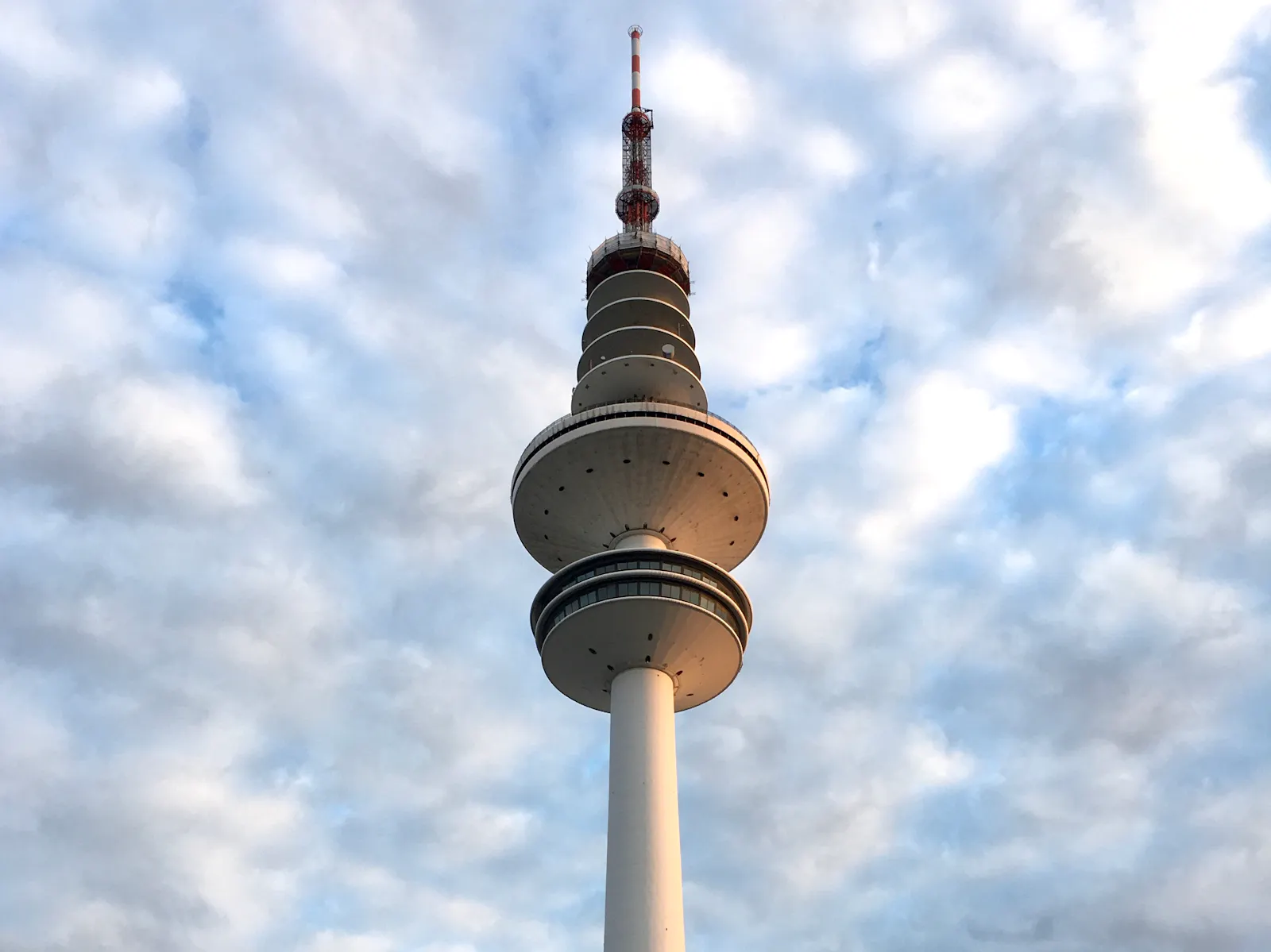 Der Hamburger Fernsehturm vor einer aufgelockerten Wolkendecke