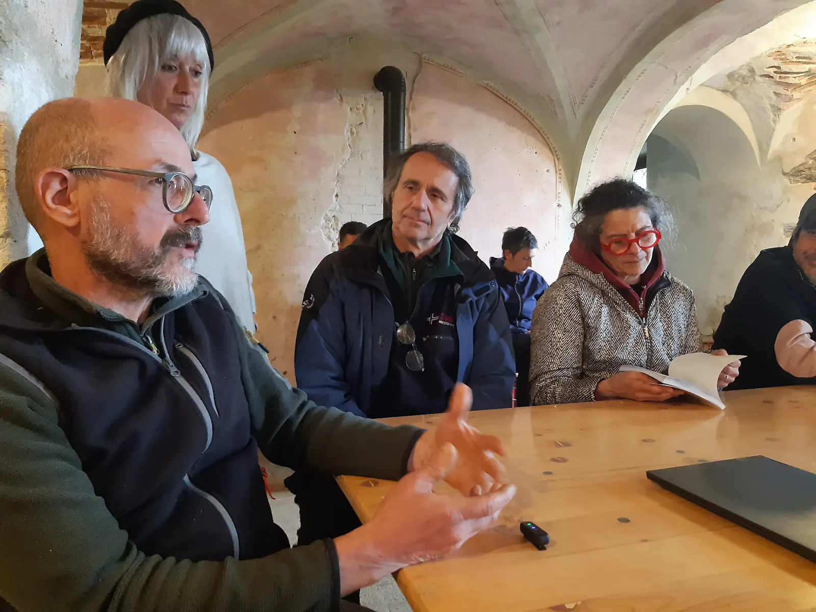 Giuseppe Pidello mentre interviene alla presentazione di Imparare Facendo nela foto oltre a lui Manuela Tamietti, Maurizio Pellegrini e Grazia Macchieraldo