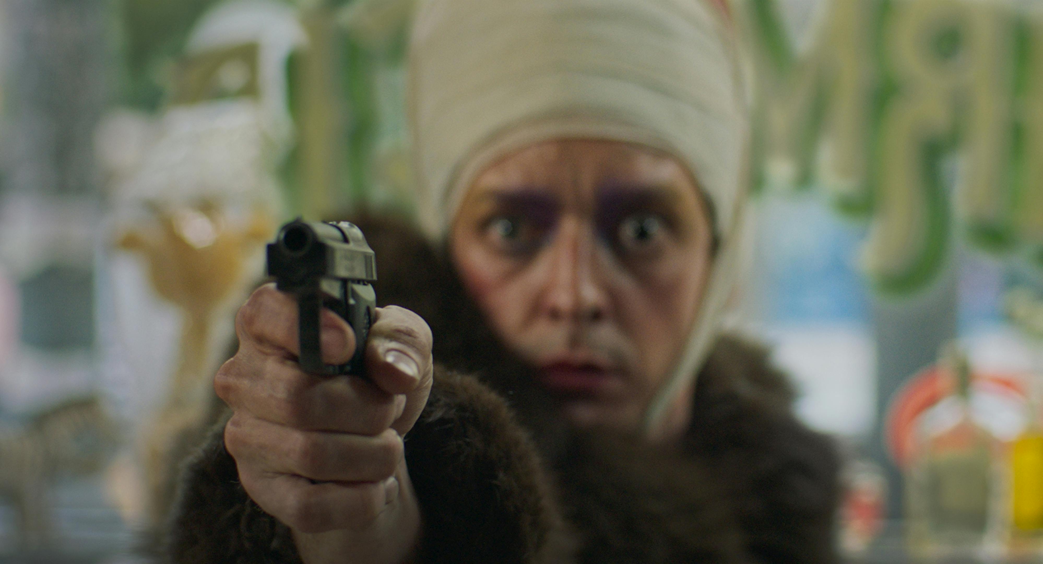 Remo/Dolores (Nahuel Pérez Biscayart) richtet eine Waffe auf das Gegenüber // © Rei Pictures