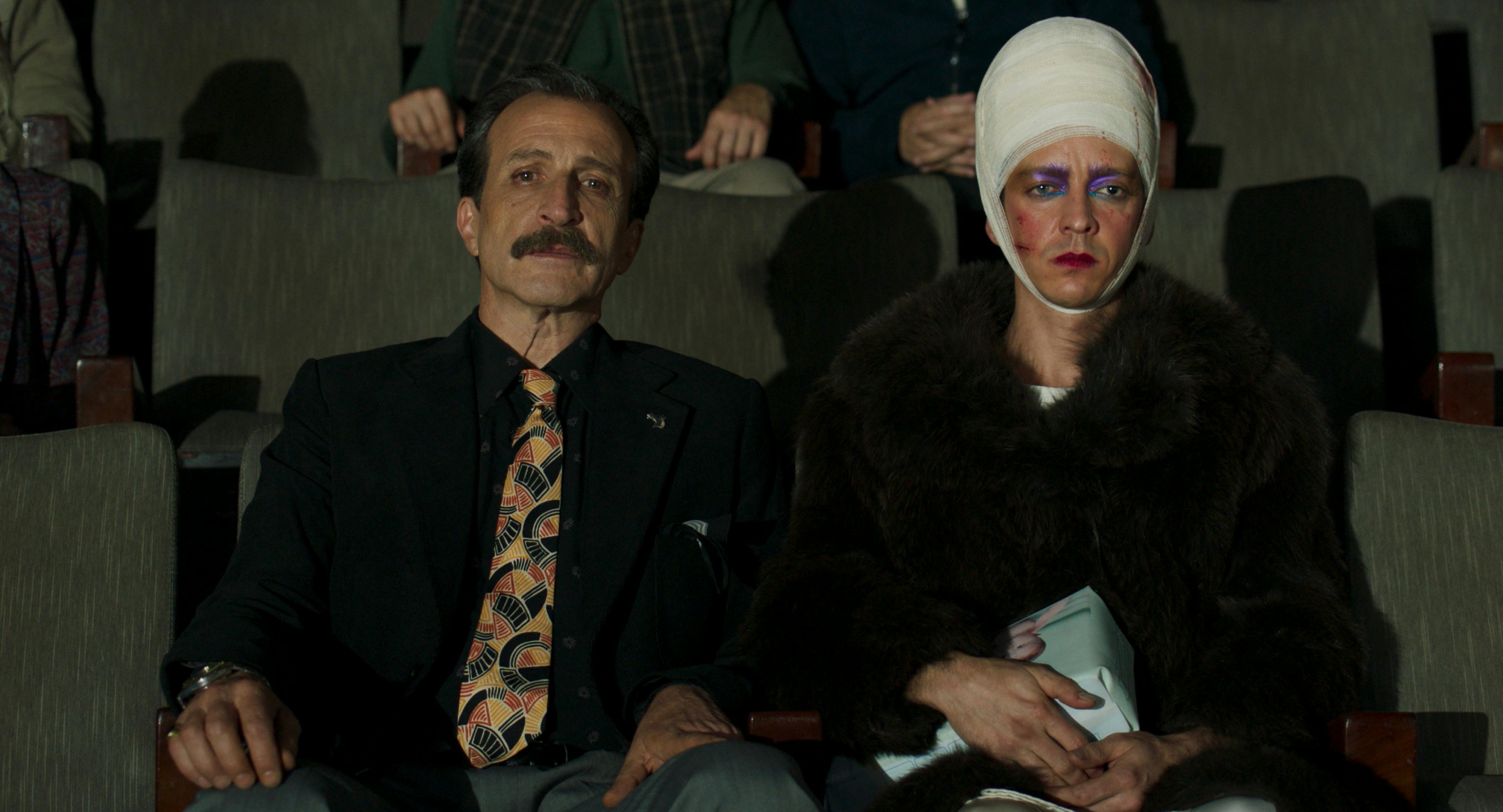 v. l. Sirena (Daniel Giménez Cacho) und Remo/Dolores (Nahuel Pérez Biscayart) sitzen im Publikum einer Pferdeauktion // © Rei Pictures