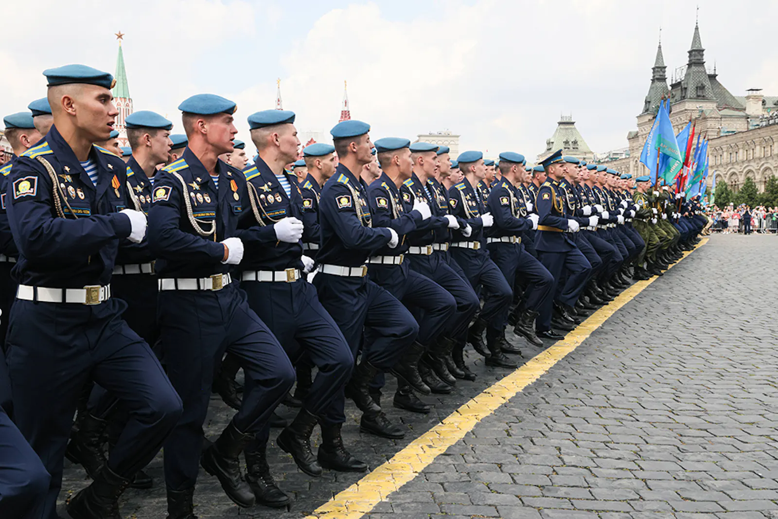 Russische Luftlandetruppen bei der Parade