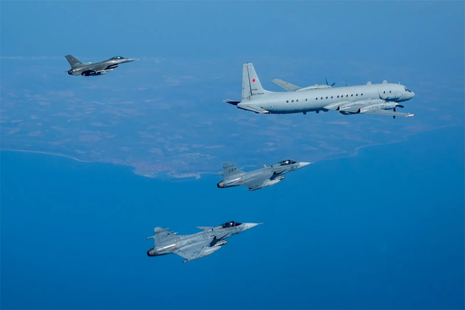 NATO Kampfjets begleiten einen russischen Aufklärer