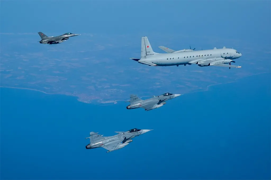 NATO Kampfjets begleiten einen russischen Aufklärer