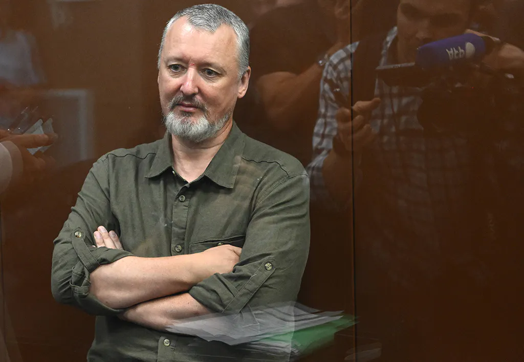 Igor Girkin bei der üblichen Zurschaustellung vor Gericht