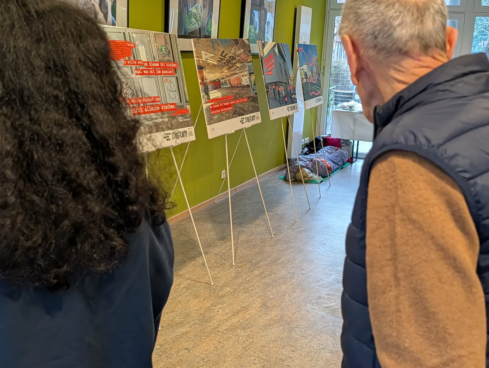 Die Ausstellung „Stuttgarter Lieblingsplätze” im Wohncafé Ostheim ist bis kurz vor Weihnachten zu sehen. Foto: Jürgen Brand