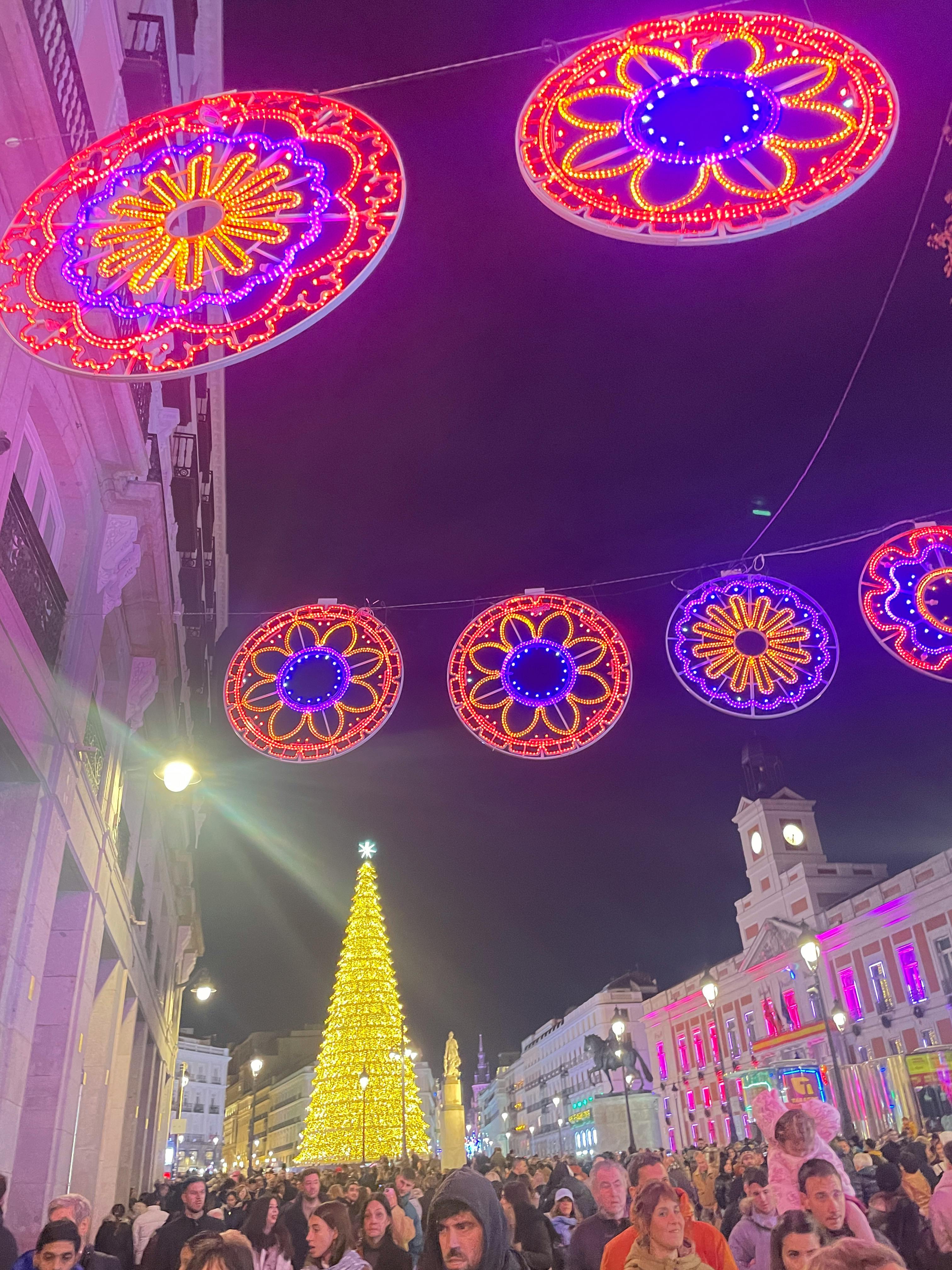 Eine Straße in Madrid mit Weihnachtsdekoration und Menschenmassen