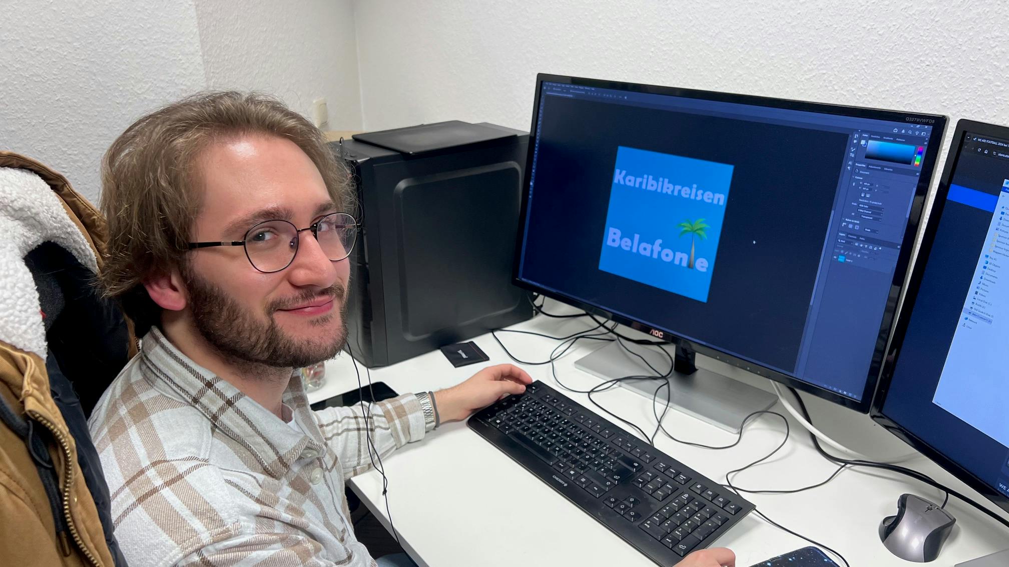 Das Foto zeigt Mads, unseren 3D-Grafiker, der gerade einen neuen Sponsor erstellt, der dann auch auf den Werbebanden zu sehen sein wird.