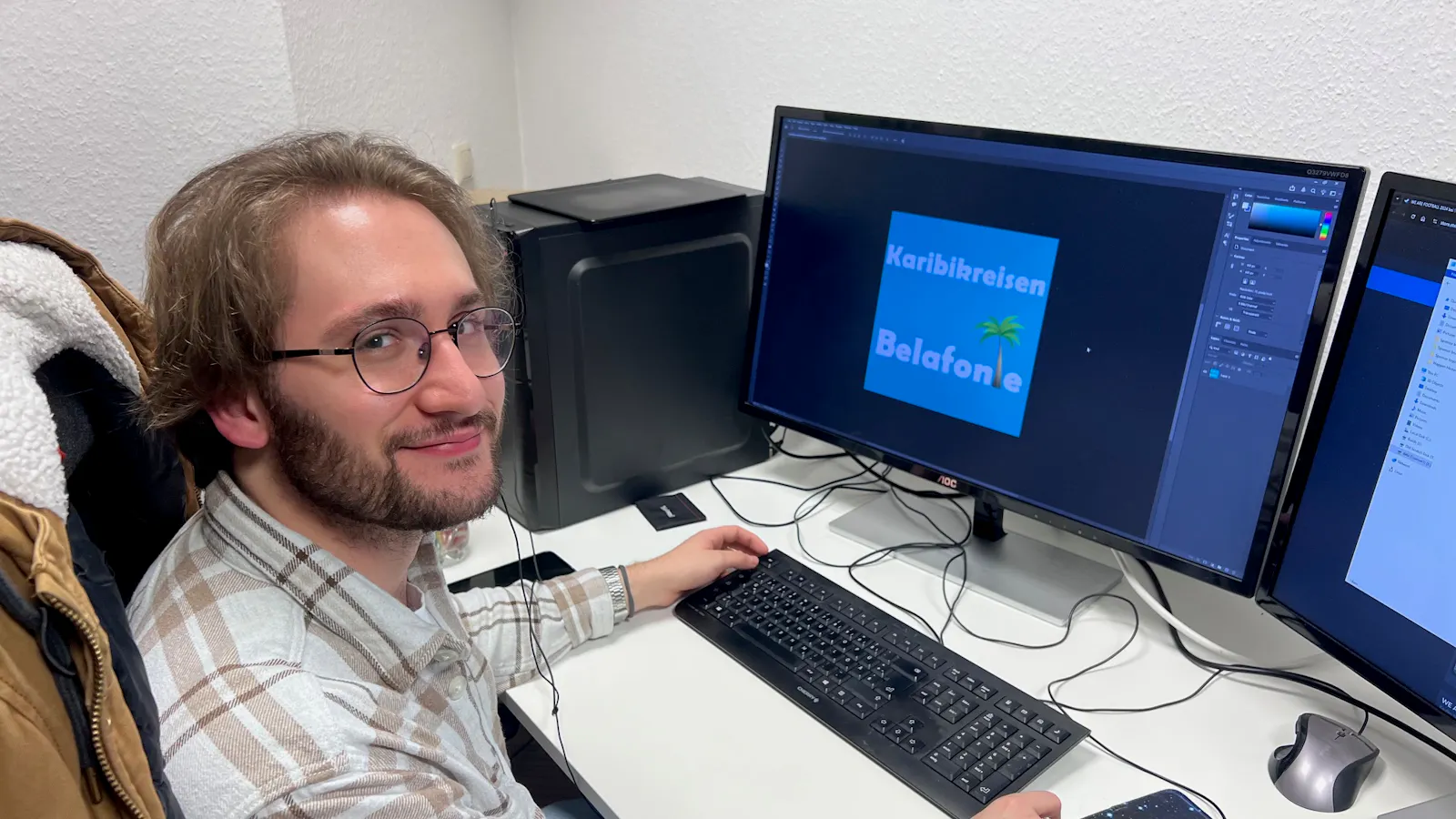 Das Foto zeigt Mads, unseren 3D-Grafiker, der gerade einen neuen Sponsor erstellt, der dann auch auf den Werbebanden zu sehen sein wird.