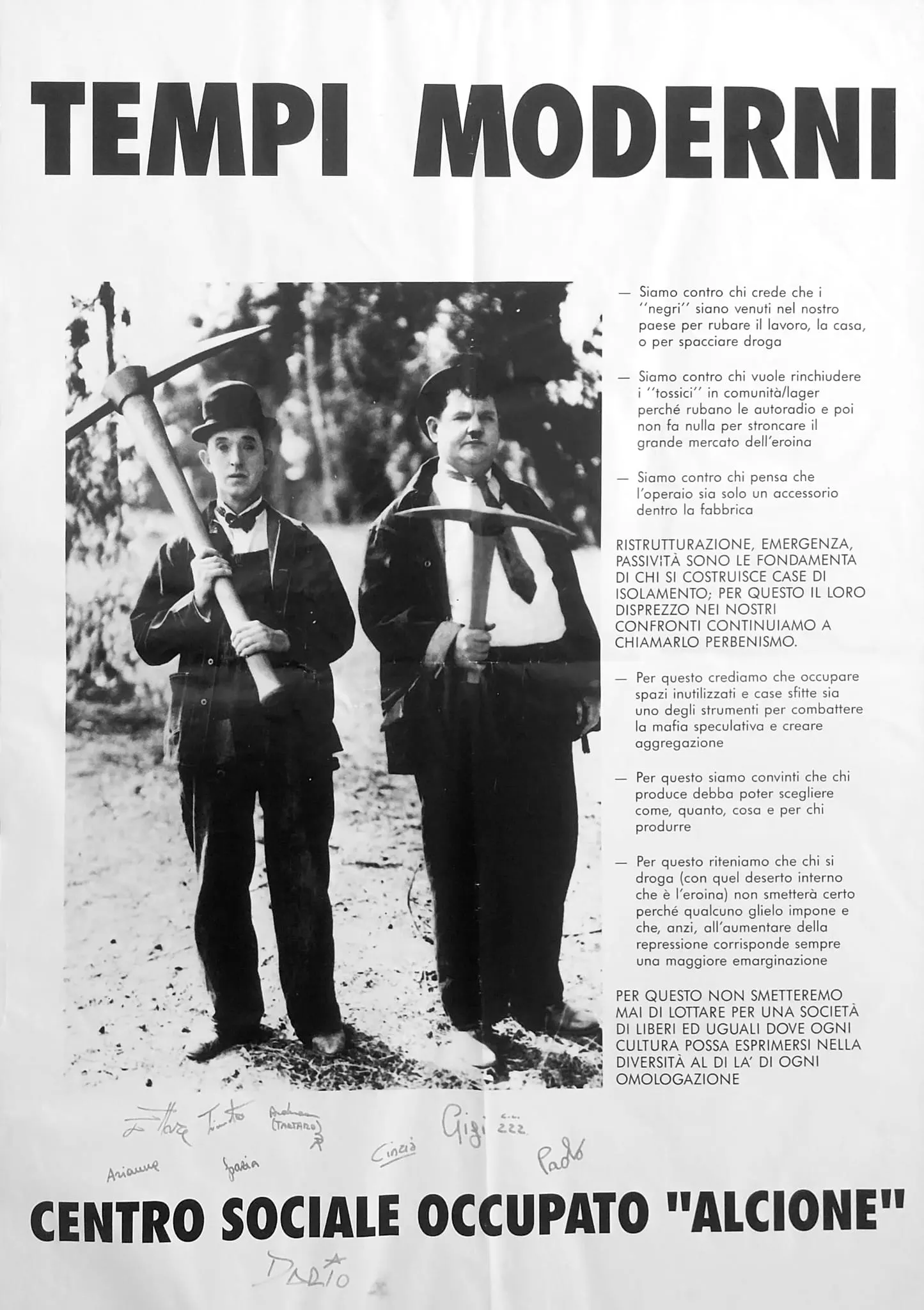 manifesto i bianco e nero con titolo Tempi Moderni e foro di Stanlio e Olio con i picconi