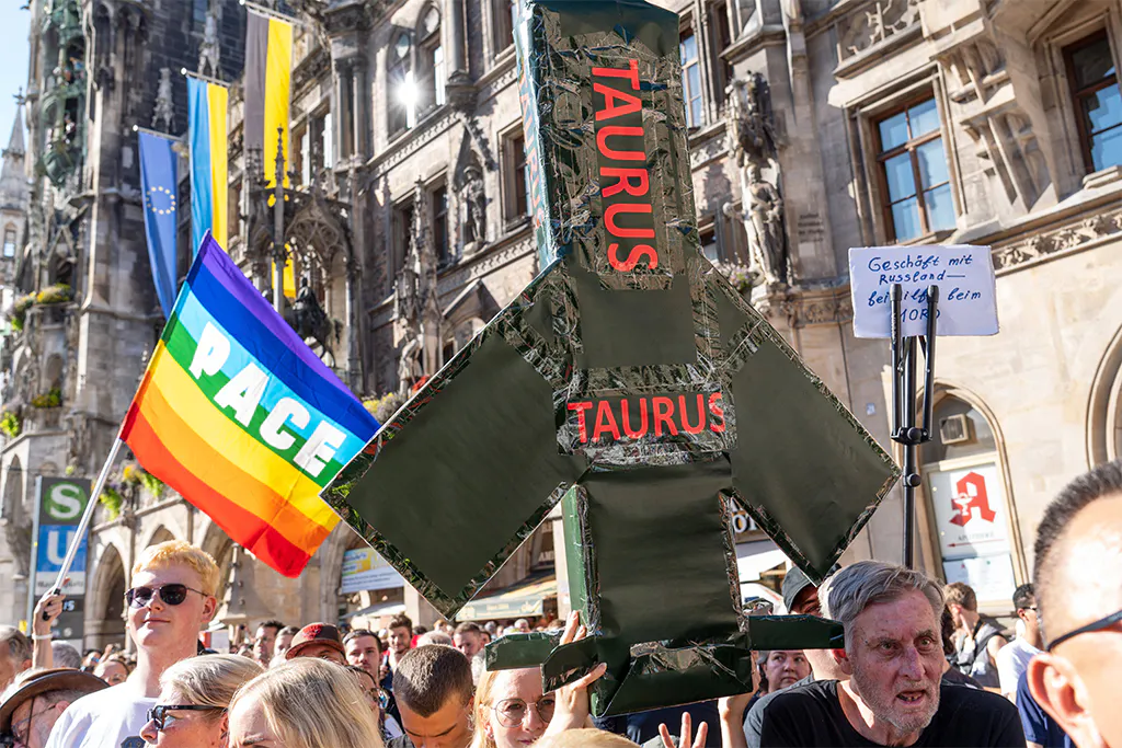 Demonstration mit nachgebautem Taurus