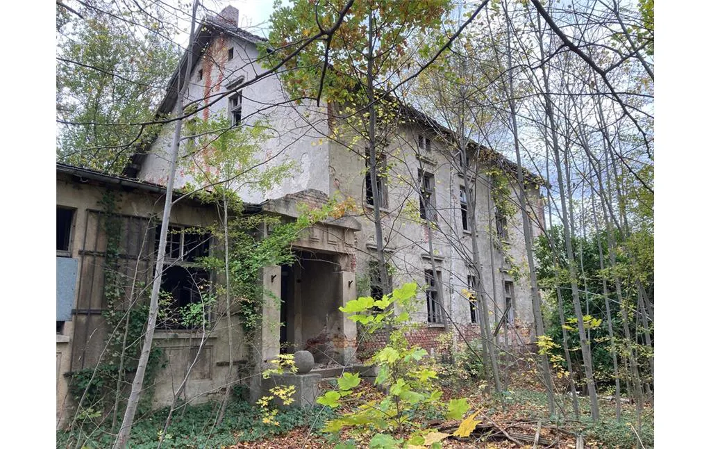 Das Kontorgebäude der Gelsdorfhütte aus dem Jahr 1915 hat Jahrzehnte Verwahrlosung und Vandalismus hinter sich. Foto: Nora Wiedemann / Kuladig