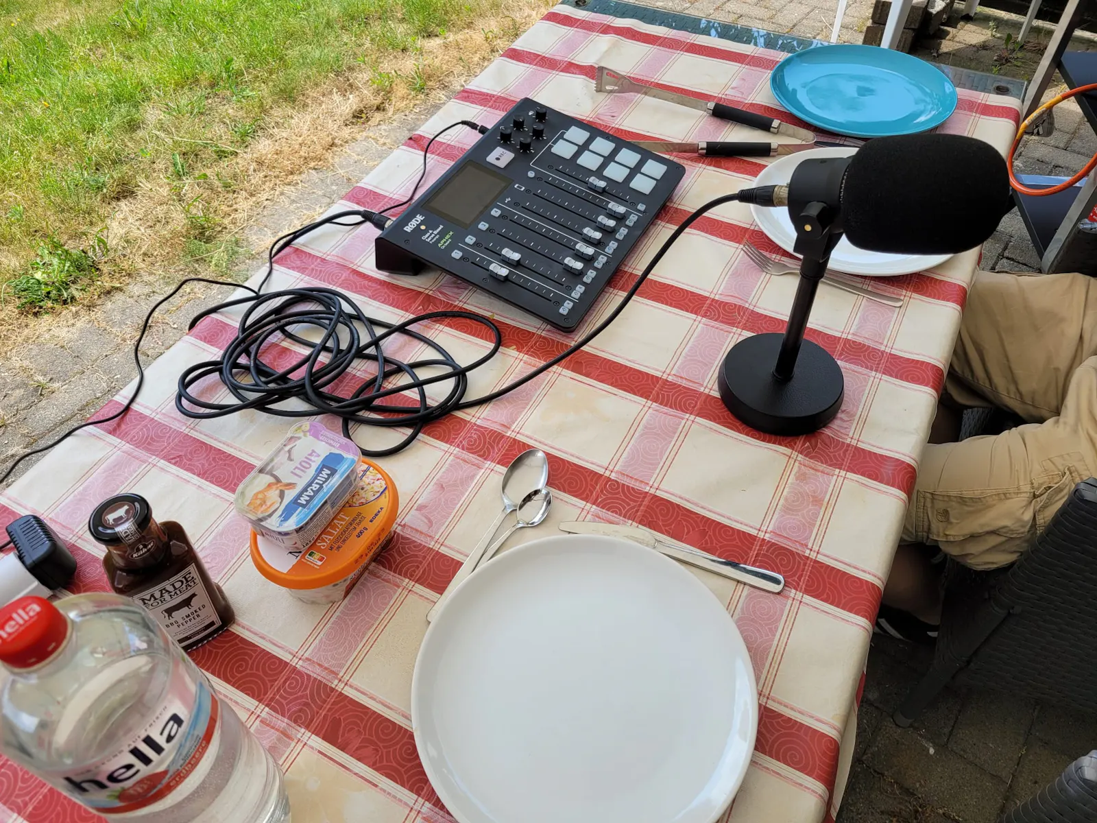 Halbes Podcast-Equipment, aufgebaut im Garten - umringt von Geschirr. Kurz vor Beginn unserer Grill-Session