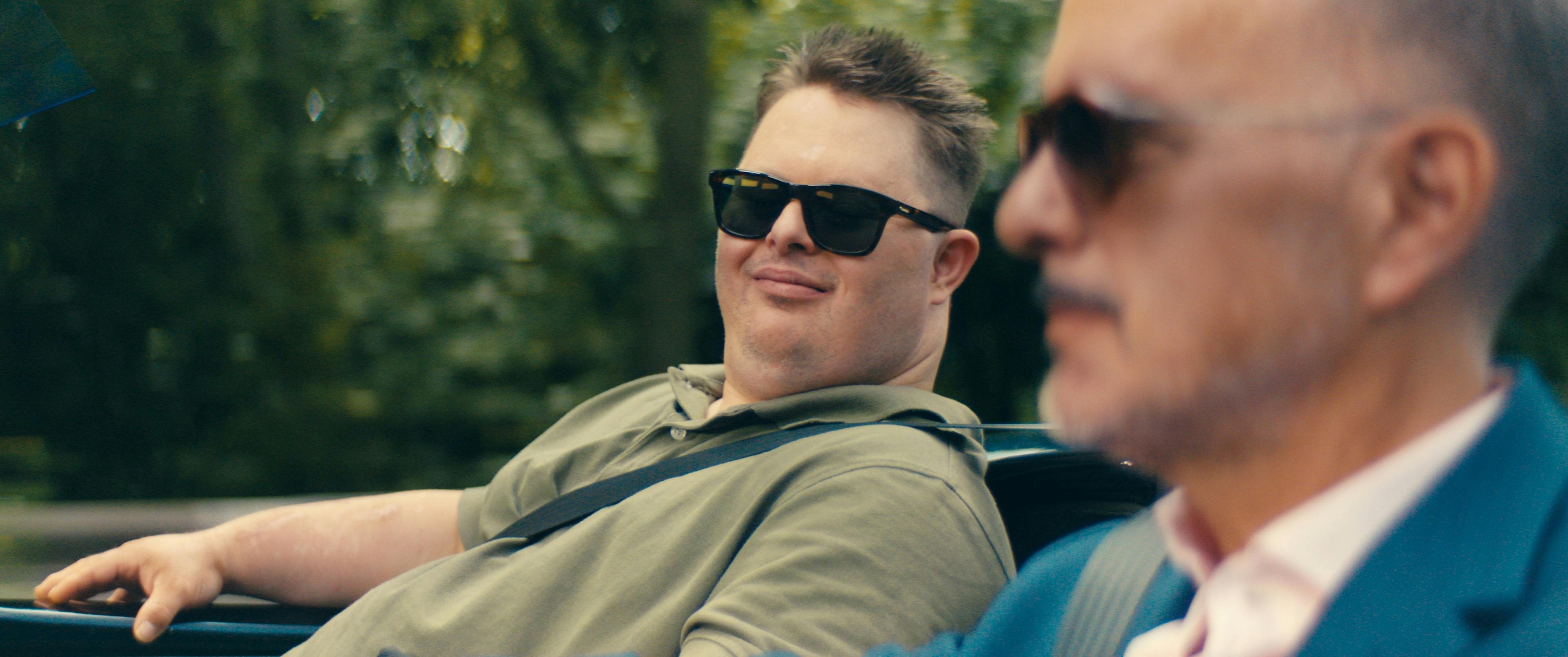 Die zwei ungleichen Halbbrüder „Sunny“ (Nico Randel) und Thomas (Christoph Maria Herbst) teilen die gleiche Leidenschaft: eine Fahrt im Cabrio // © 2025 Neue Schönhauser / Wild Bunch Germany