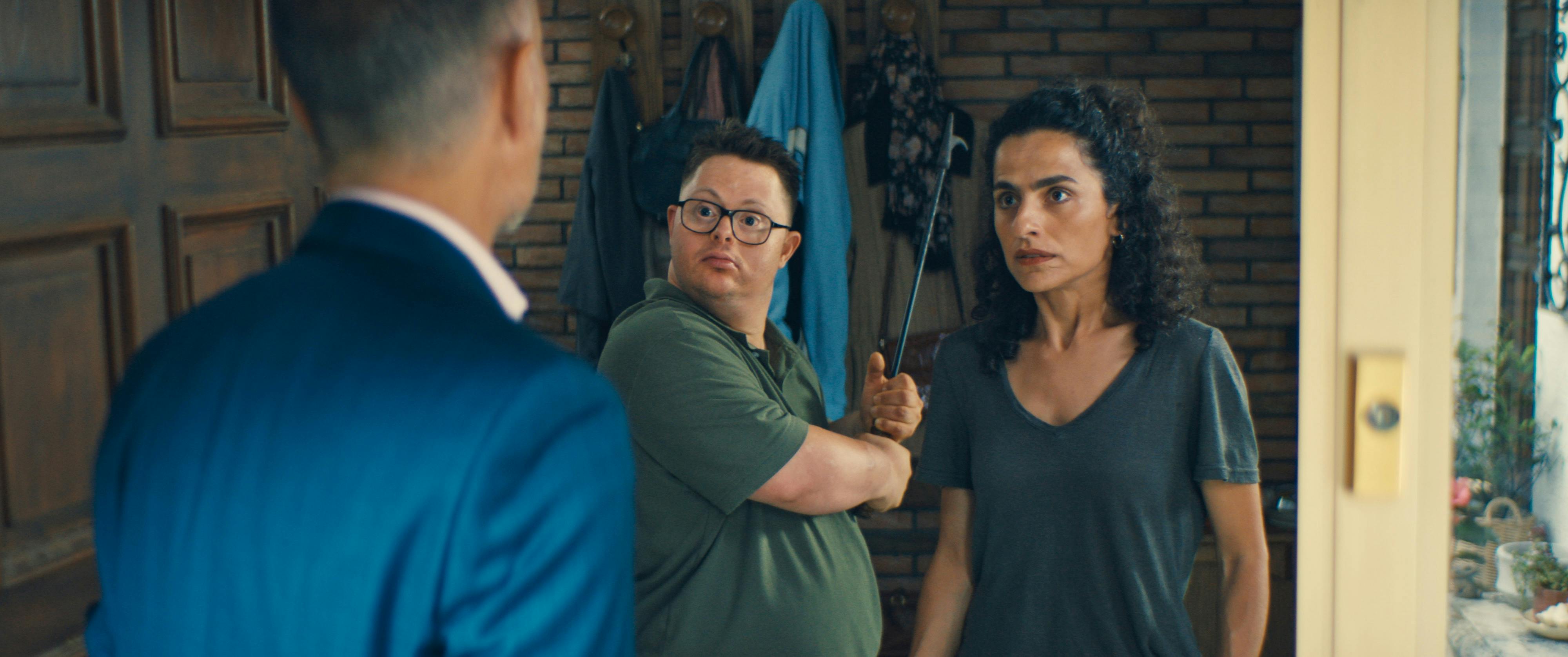 „Sunny“ (Nico Randel) und seine Betreuerin Yesim (Sesede Terziyan) trauen Thomas (Christoph Maria Herbst) nicht // © 2025 Neue Schönhauser / Wild Bunch Germany