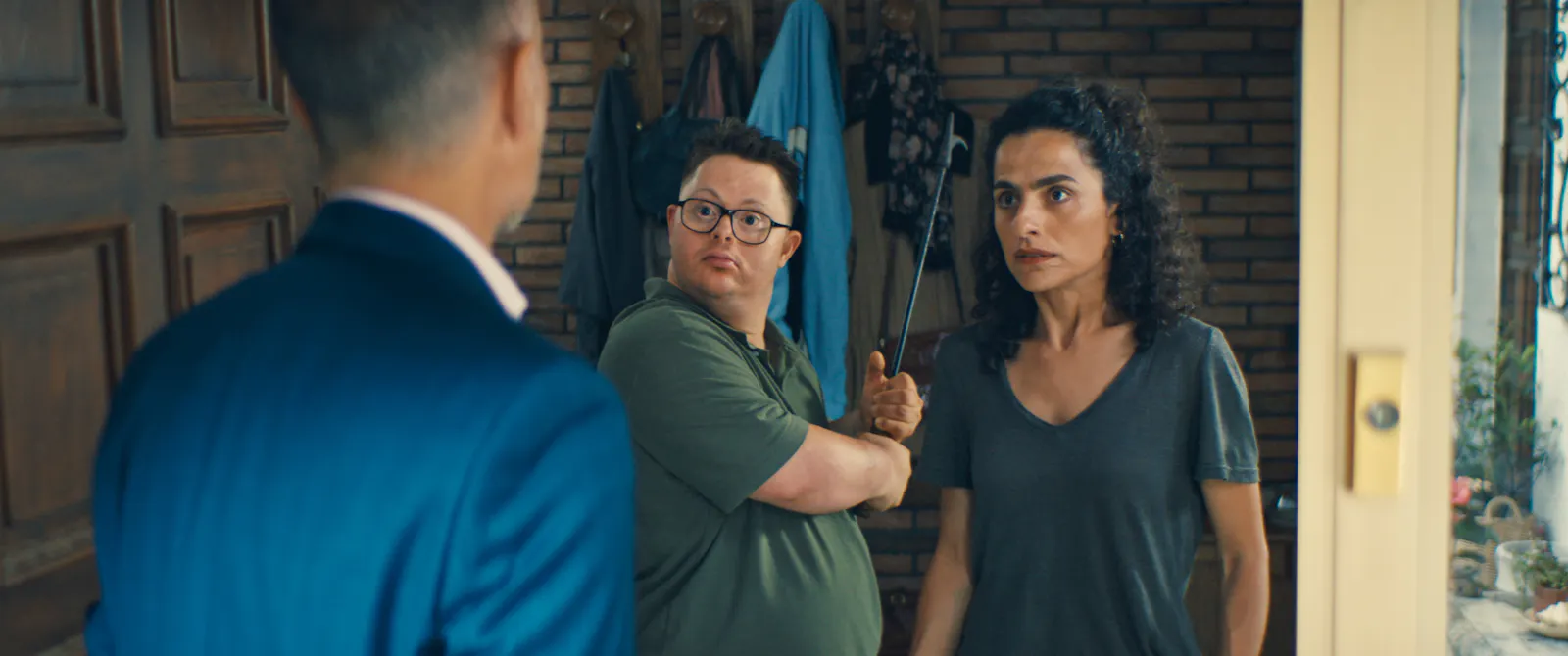 „Sunny“ (Nico Randel) und seine Betreuerin Yesim (Sesede Terziyan) trauen Thomas (Christoph Maria Herbst) nicht // © 2025 Neue Schönhauser / Wild Bunch Germany