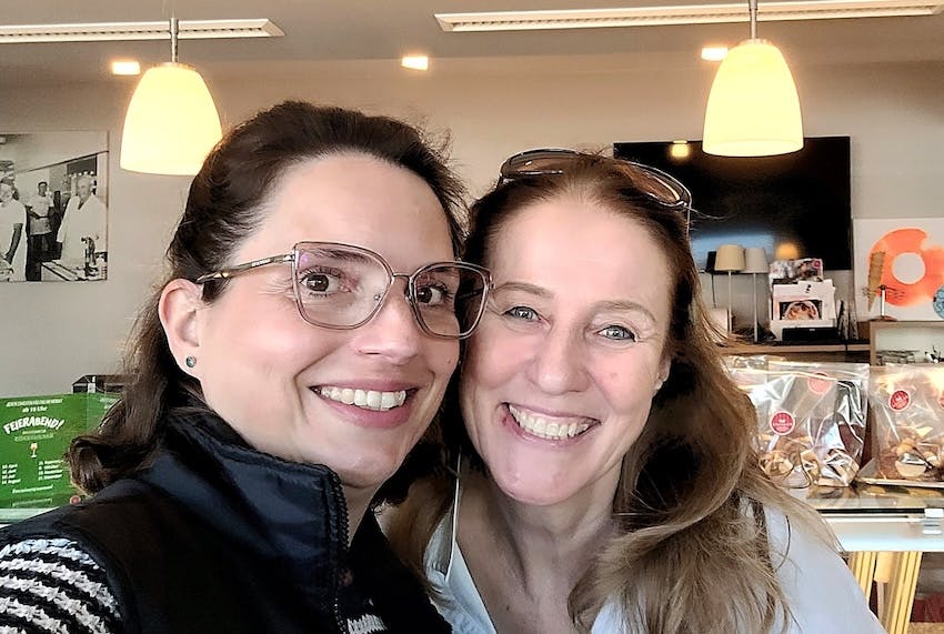 Christine Piontek mit Heike Schlimbach vom Café Schlimbach in Aegidienberg