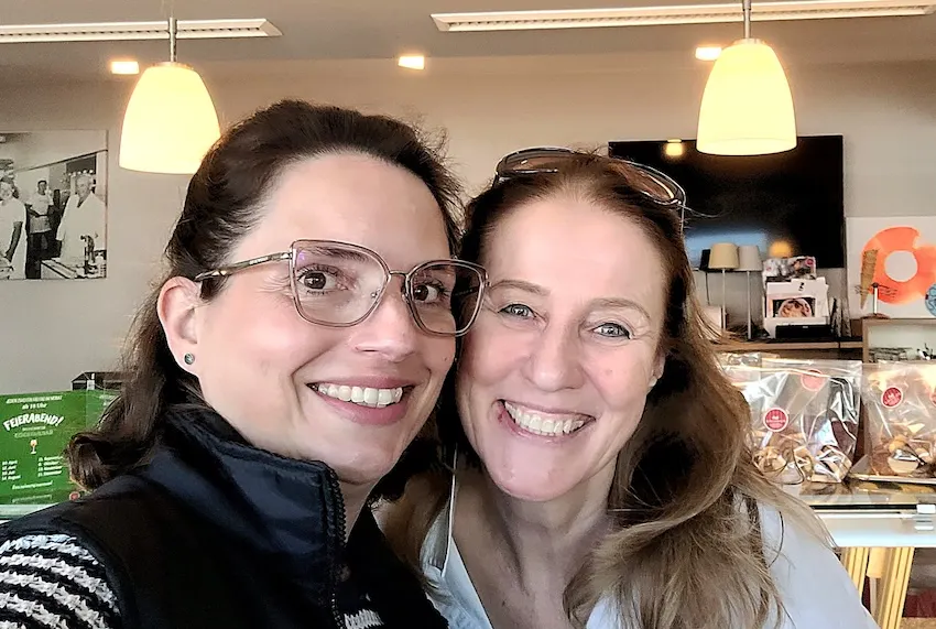 Christine Piontek mit Heike Schlimbach vom Café Schlimbach in Aegidienberg
