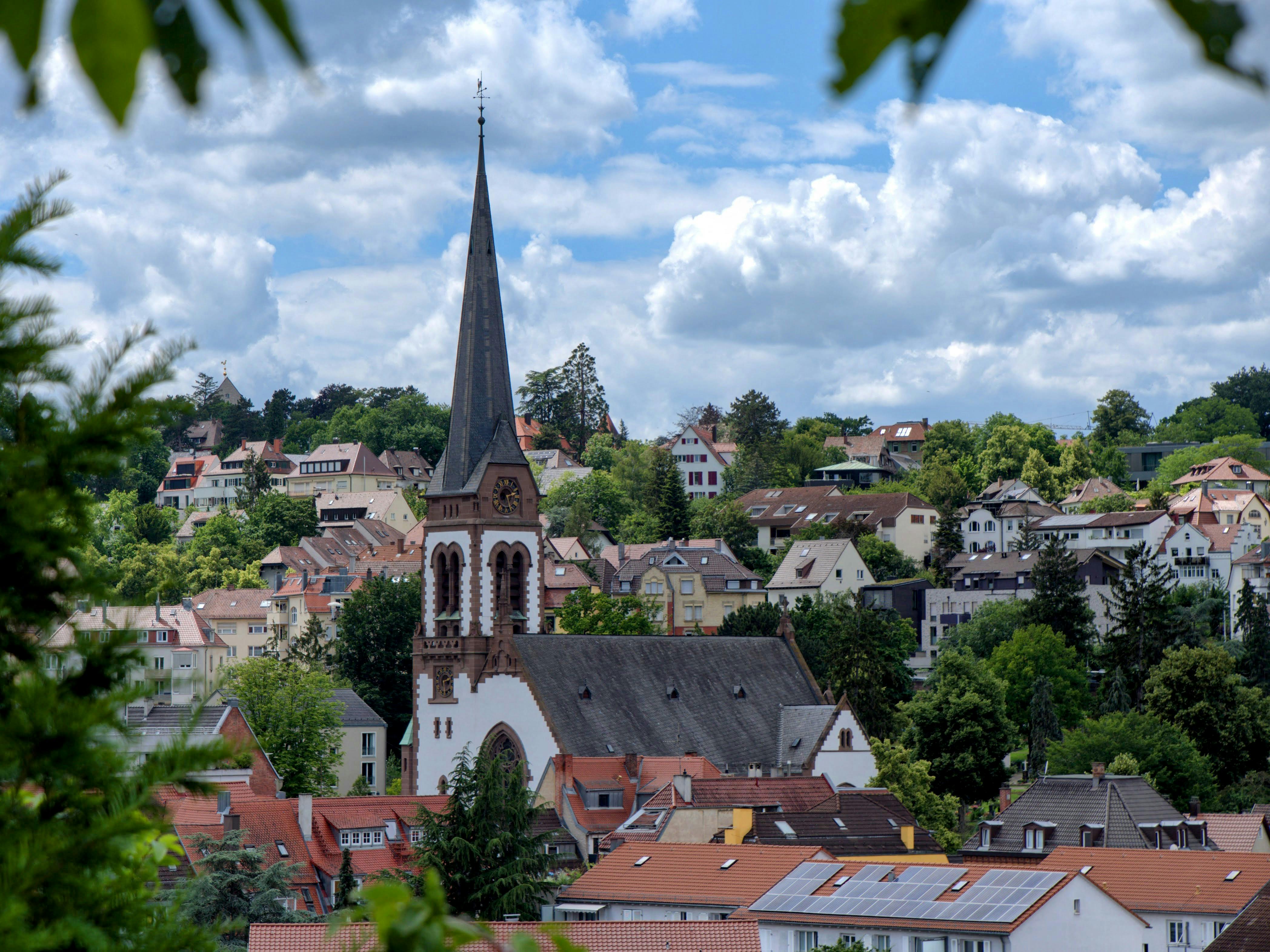In der Karwoche und an Ostern gibt es in den evangelischen Kirchen in Stuttgart-Ost (hier die Petruskirche in Gablenberg) vielfältige Angebote bis hin zu einer Jazz-Andacht oder einer ökumenischen Nachtwanderung. Foto: Jürgen Brand