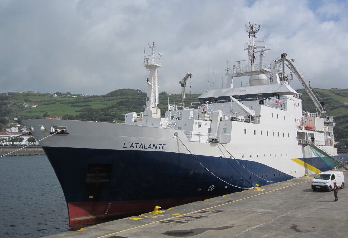 Das französische Forschungsschiff L‘Atalante liegt im Hafen.