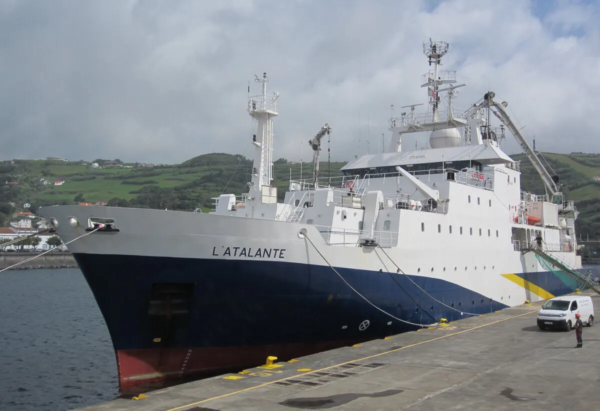 Das französische Forschungsschiff L‘Atalante liegt im Hafen.