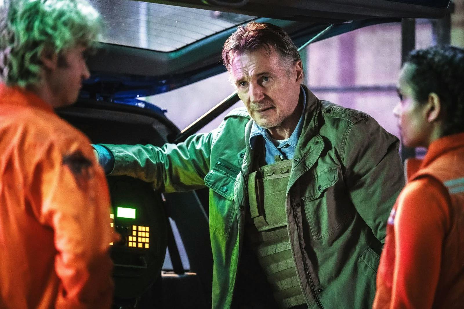 Joe Keery, Liam Neeson und Georgina Campbell und Joe Keery in COLD STORAGE // © STUDIOCANAL GmbH / Reiner Bajo