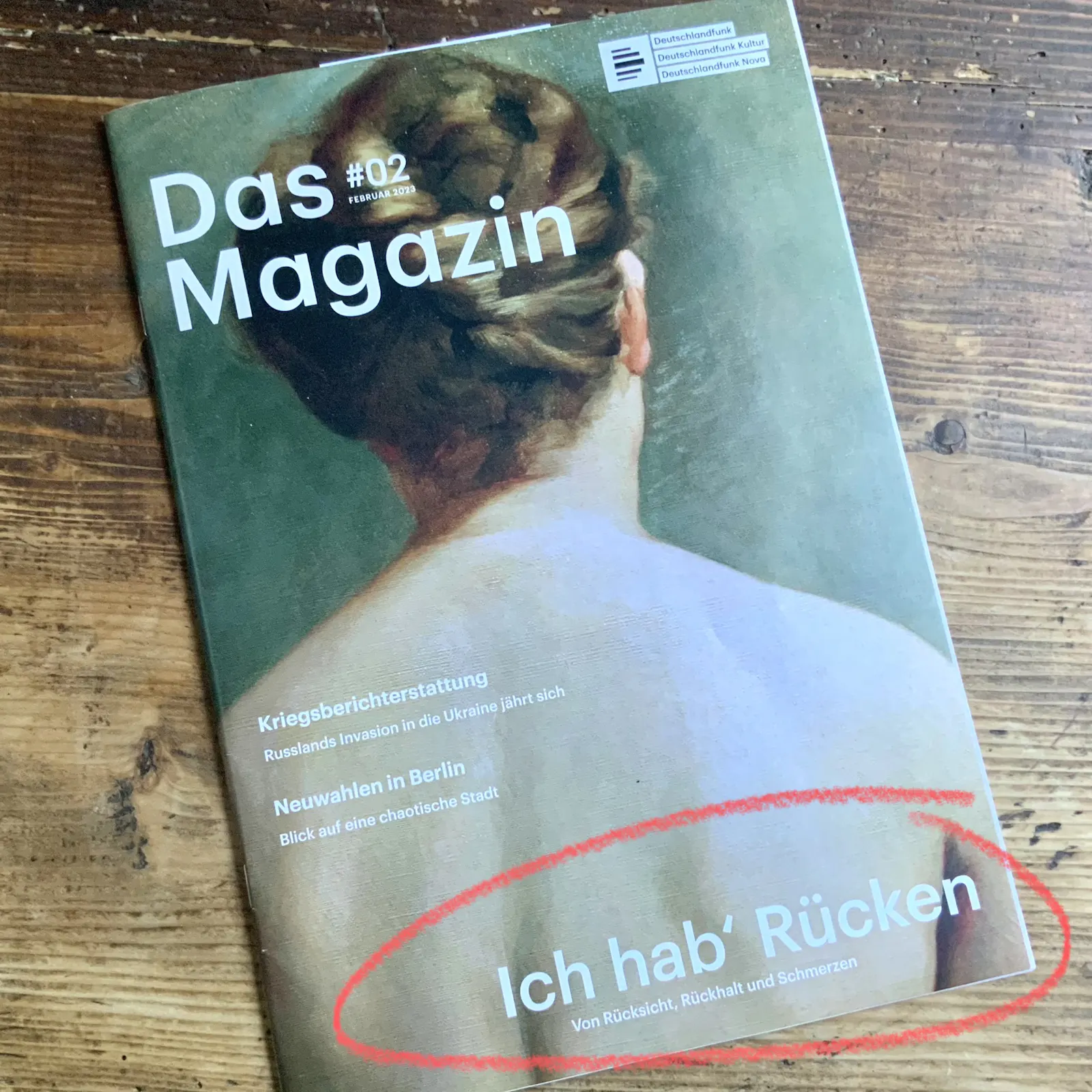 Cover eines Magazins, Programmheft des Deutschlandfunks #02, 2023 - titelstory "Ich hab' Rücken"