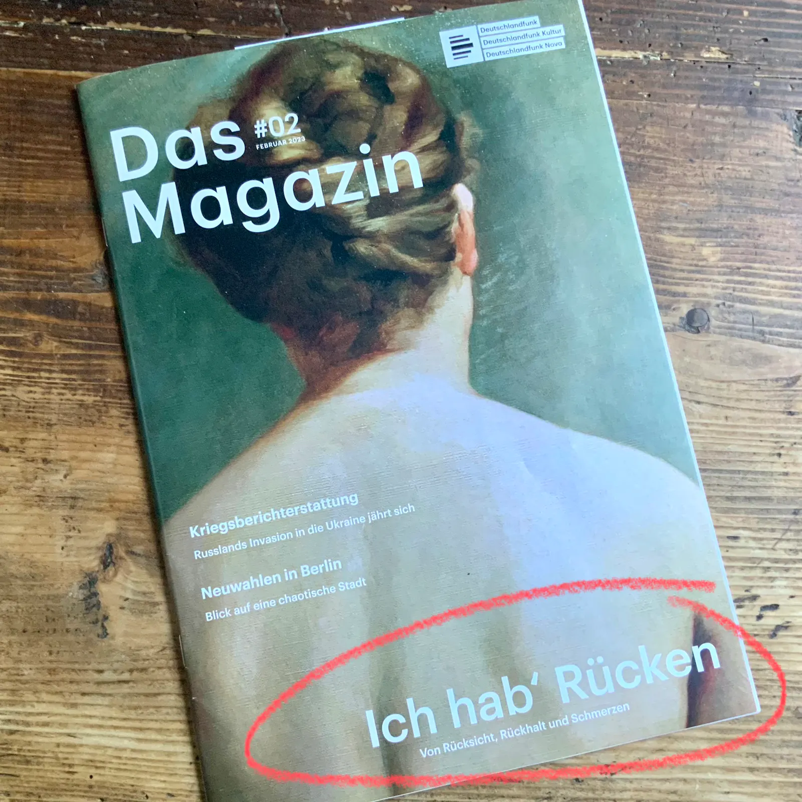 Cover eines Magazins, Programmheft des Deutschlandfunks #02, 2023 - titelstory "Ich hab' Rücken"