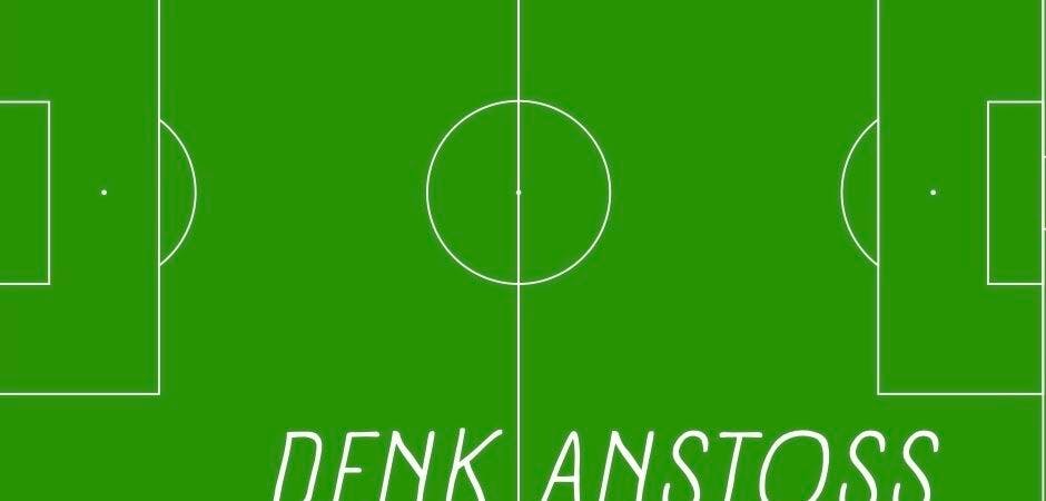 Grafik eines Fußballfeldes mit den Worten "DENK ANSTOSS"