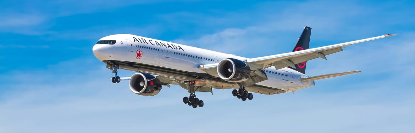 Flugzeug der Air Canada vor blauem Himmel