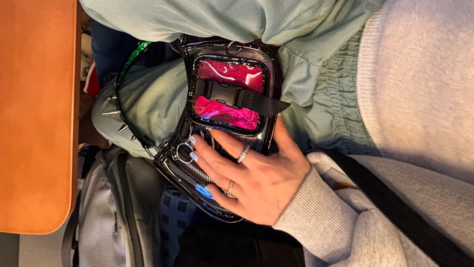 Outfit-Ausschnitt mit Tasche im Zug