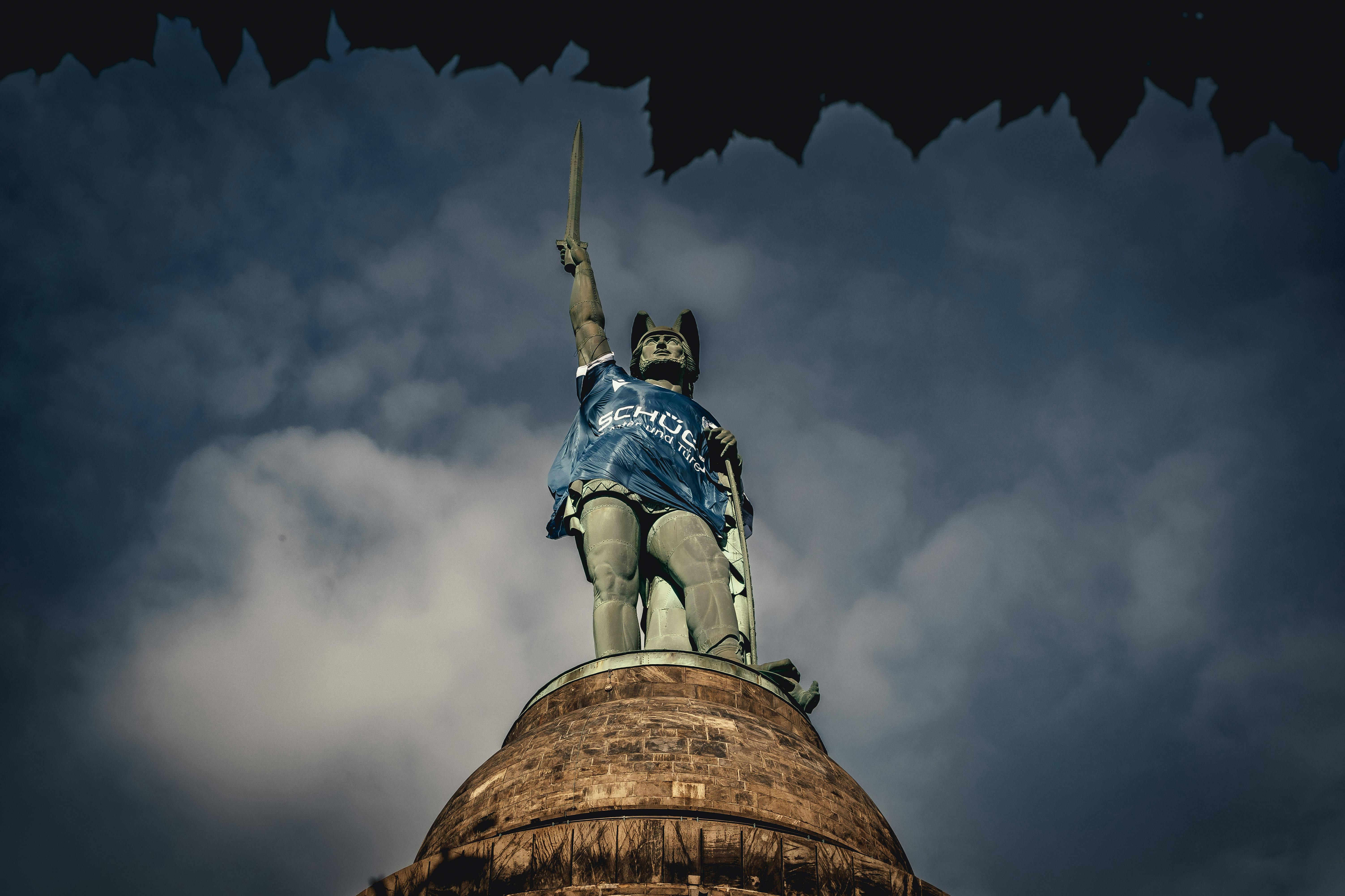 Hermann der Cherusker im Arminia-Trikot im Mai 2025