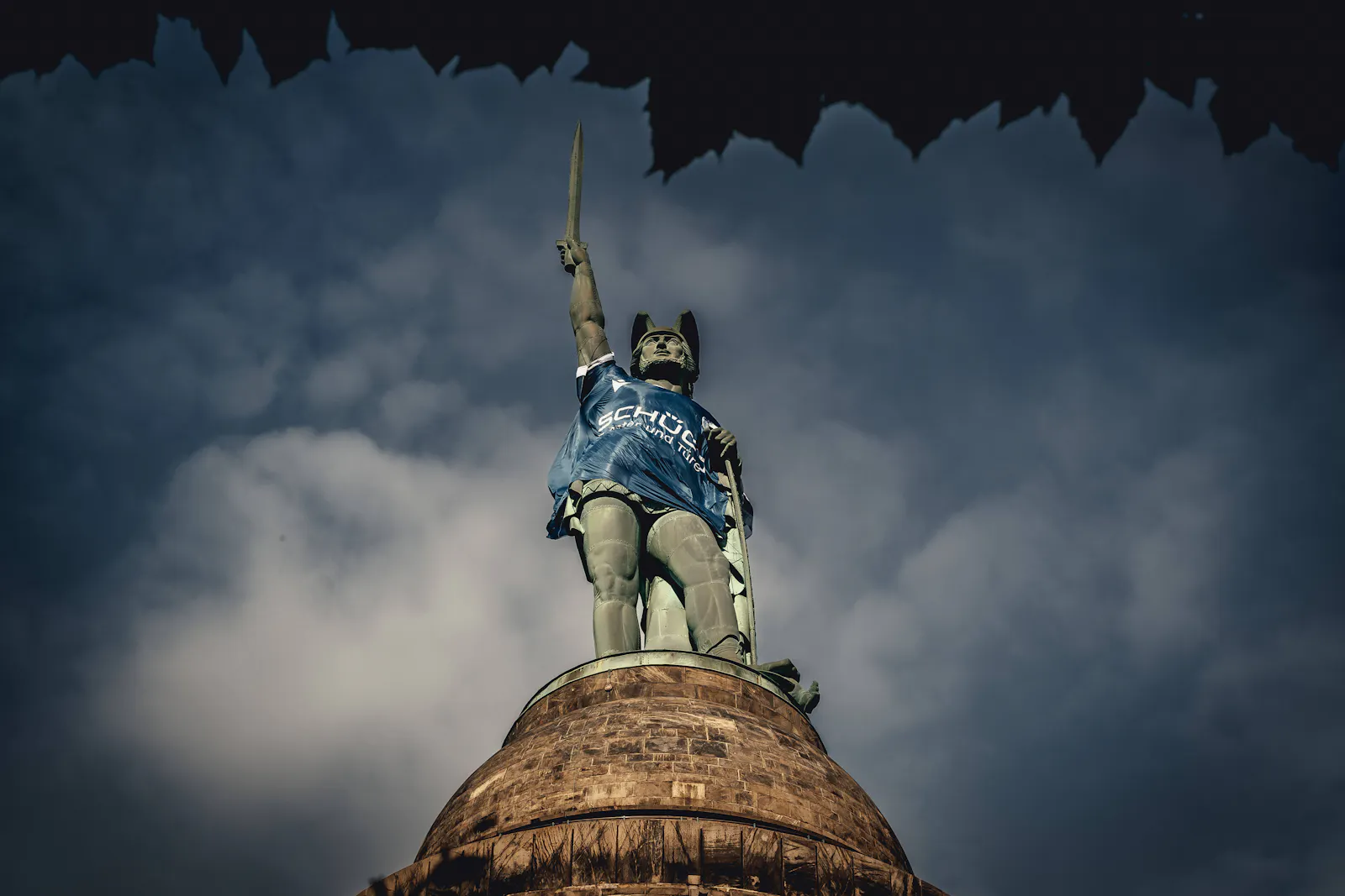 Hermann der Cherusker im Arminia-Trikot im Mai 2025