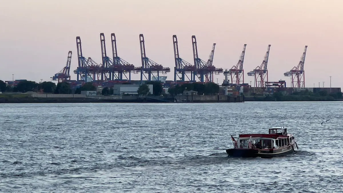 Kräne und ein Boot im Hamburger Hafen