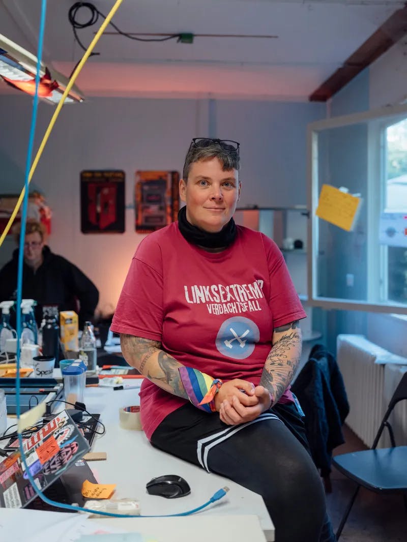 ich, auf dem Schreibtisch sitzend im Büro unseres Orga - Teams während des diesjährigen Kollapscamps
Foto aus der ZEIT, Link siehe unten