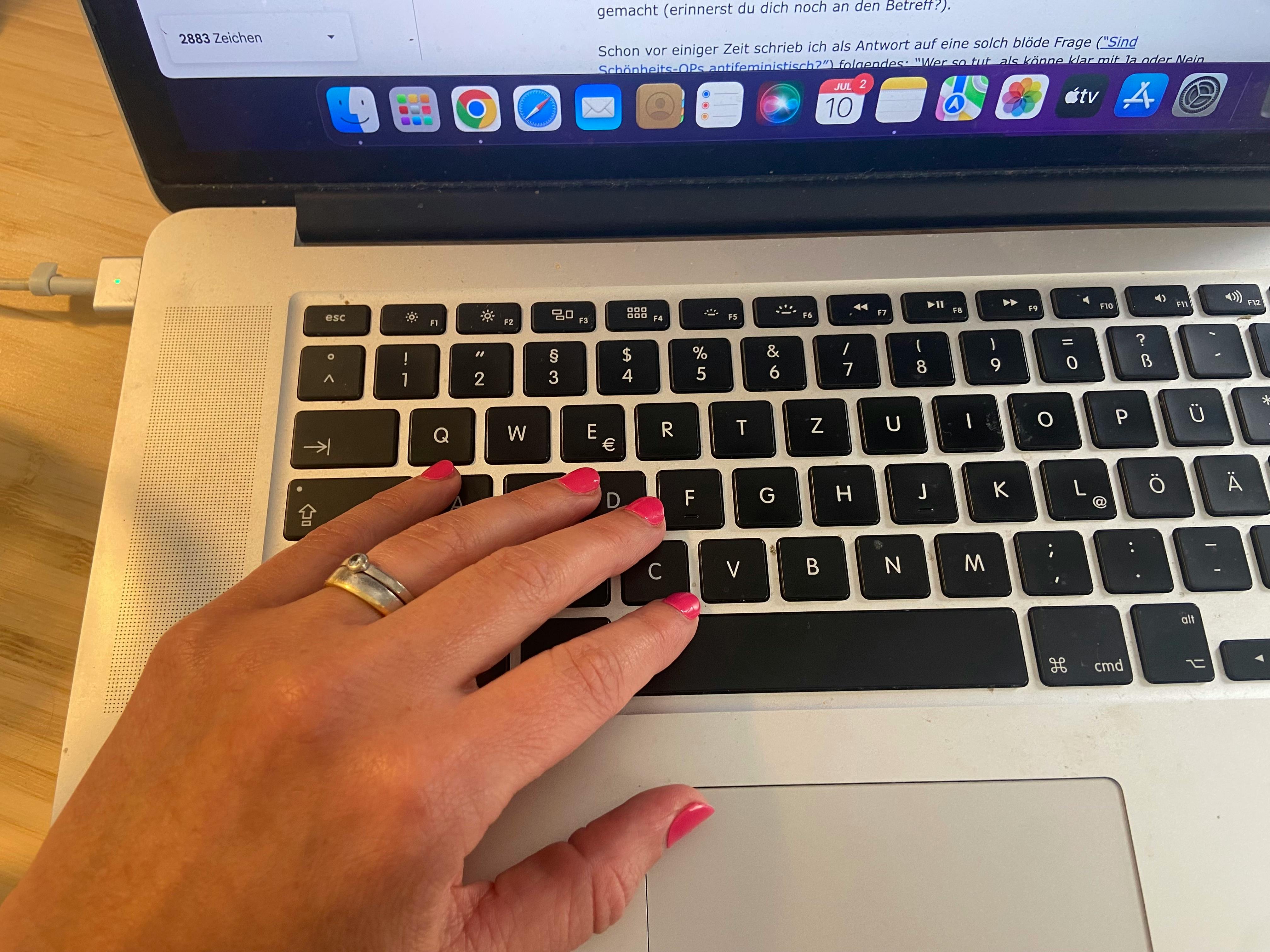 Barbaras Hand auf ihrer Tastatur - mit pinken Fingernägeln