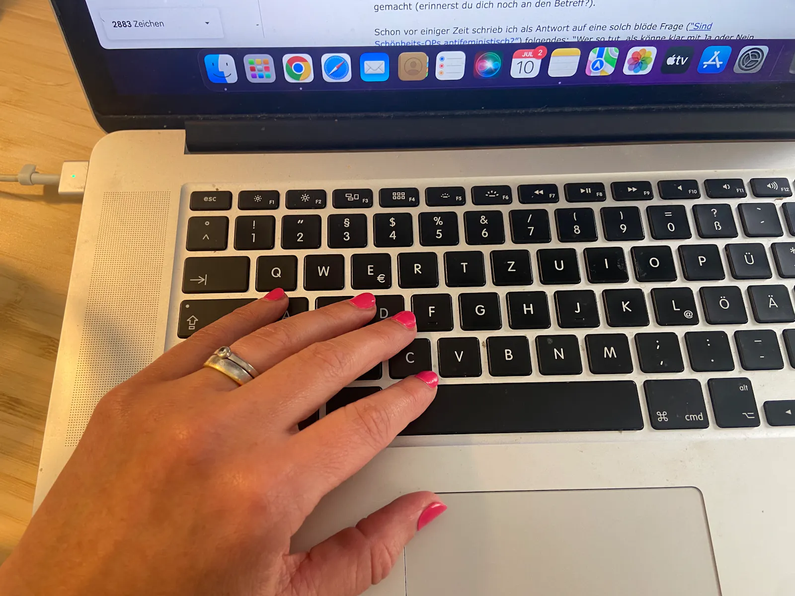 Barbaras Hand auf ihrer Tastatur - mit pinken Fingernägeln