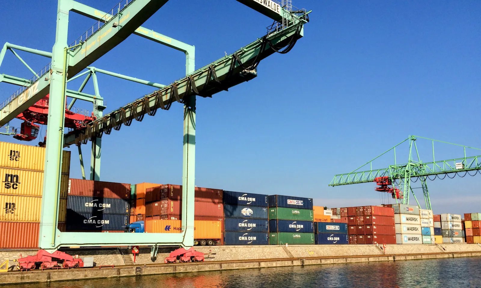 Das Containerterminal am Stuttgarter Hafen. Foto: Jürgen Brand
